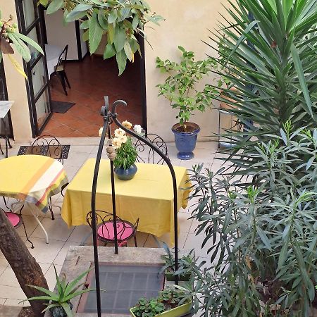 Sous Le Neflier Bed & Breakfast Nîmes Eksteriør bilde