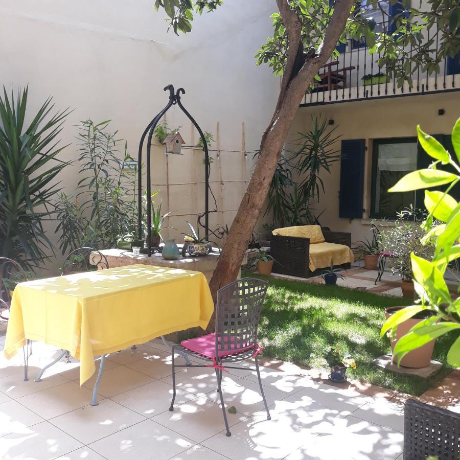 Sous Le Neflier Bed & Breakfast Nîmes Eksteriør bilde