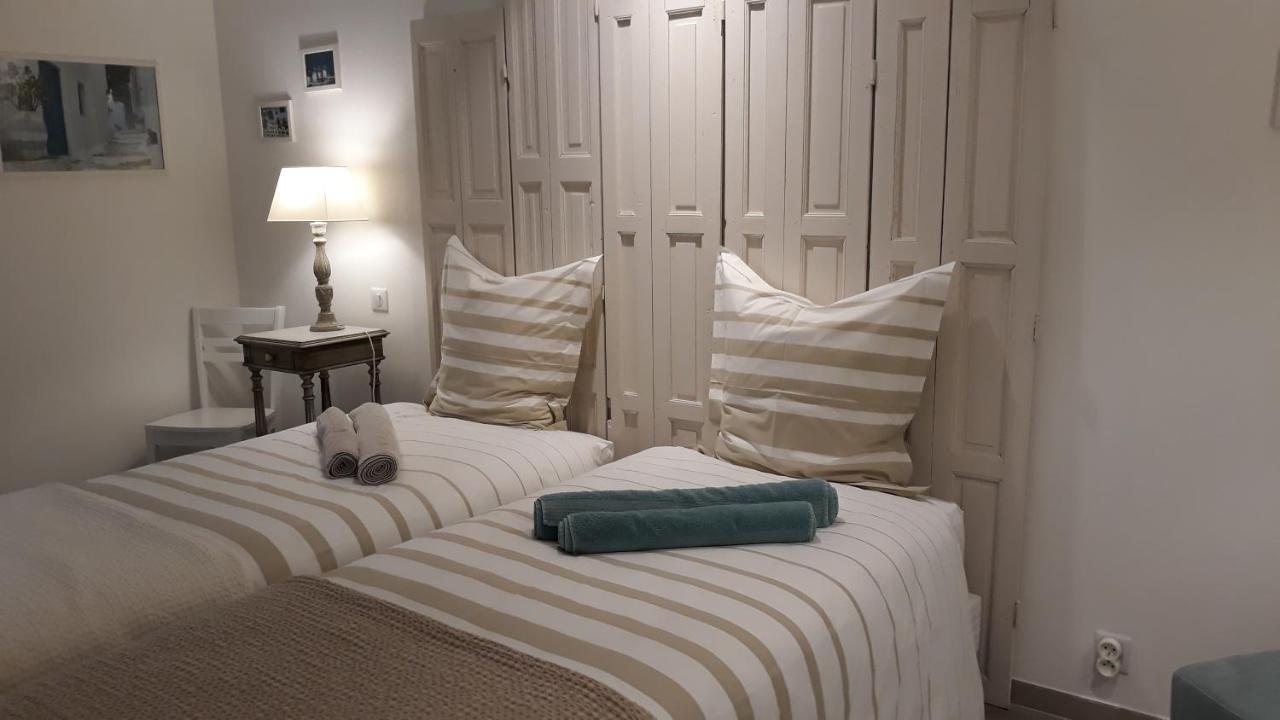 Sous Le Neflier Bed & Breakfast Nîmes Eksteriør bilde